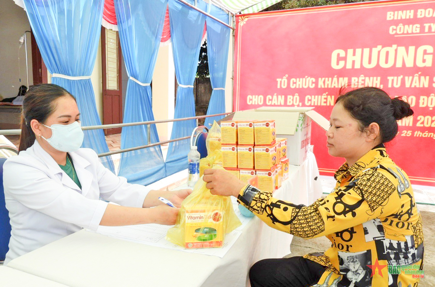 Công ty 732 tặng quà tri ân người lao động và nhân dân trên địa bàn